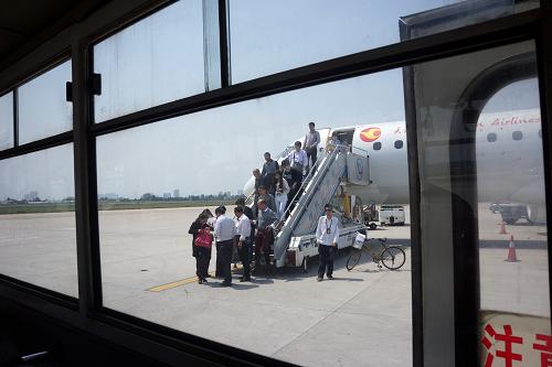 旅客走出機艙,抵達(dá)合肥駱崗機場(4月28日攝)。新華社記者陶明攝
