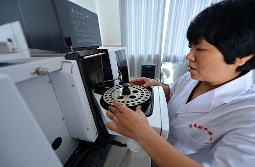 5月28日,湖北省宣恩縣“土壤醫(yī)生”廖聆諺在實(shí)驗(yàn)室檢測(cè)土壤成分。