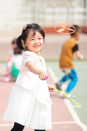 天津市北辰區(qū)實(shí)驗(yàn)幼兒園將幼兒園樓道和操場(chǎng)劃分為數(shù)十個(gè)游戲活動(dòng)空間,讓孩子們進(jìn)行各種游戲活動(dòng)(5月21日攝)。