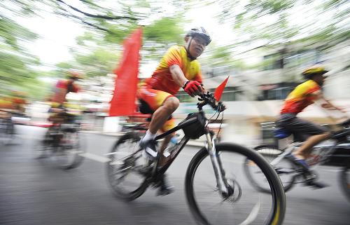 6月1日,江西省新余市的自行車愛(ài)好者騎車在街頭進(jìn)行世界環(huán)境日宣傳活動(dòng)。 當(dāng)日,新余市9個(gè)自行車俱樂(lè)部的300多名自行車愛(ài)好者在街頭騎行,迎接6月5日世界環(huán)境日的到來(lái)。新余市目前有2000多名自行車愛(ài)好者長(zhǎng)期以休閑騎行、團(tuán)隊(duì)騎行、競(jìng)技騎行的方式倡導(dǎo)低碳出行,保護(hù)環(huán)境。 新華社發(fā)(趙春亮 攝)