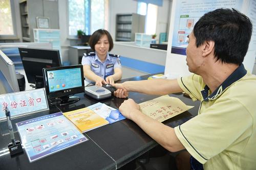 6月1日,北京市公安局海淀分局萬(wàn)壽路派出所戶籍大廳的警官在指導(dǎo)市民叢先生在進(jìn)行身份證指紋信息采集。 當(dāng)日,北京市居民身份證登記指紋信息工作正式啟動(dòng)。首次申領(lǐng)居民身份證的公民,在申領(lǐng)時(shí)要采集指紋信息;已經(jīng)領(lǐng)取居民身份證的公民,將在換領(lǐng)、補(bǔ)領(lǐng)居民身份證時(shí),采集指紋信息;已經(jīng)領(lǐng)取未登記指紋信息的居民身份證,在有效期內(nèi)可以正常使用;對(duì)于居民身份證尚在有效期內(nèi)自愿換領(lǐng)登記指紋信息居民身份證的群眾,公安機(jī)關(guān)將及時(shí)予以辦理。居民申請(qǐng)領(lǐng)取、換領(lǐng)、補(bǔ)領(lǐng)居民身份證應(yīng)當(dāng)繳納工本費(fèi)的收費(fèi)標(biāo)準(zhǔn)不變,身份證指紋登記不會(huì)另外收費(fèi)。 為確保居民身份證登記指紋信息工作的順利開(kāi)展,今年1月1日起,北京市公安局已在燕山、亦莊開(kāi)發(fā)區(qū)兩個(gè)地區(qū)率先進(jìn)行了居民身份證指紋登記試點(diǎn)。 新華社記者 李鑫 攝