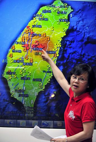 6月2日,臺灣地震測報中心副主任呂佩玲向媒體介紹南投地震狀況。 據臺灣氣象部門消息,當日13時43分,臺灣南投縣仁愛鄉(xiāng)發(fā)生里氏規(guī)模6.3級地震,為今年以來臺灣最大地震。中國地震臺網測定該次地震為6.7級。 臺灣氣象部門地震測報中心表示,震中在南投縣政府以東32公里處,地震深度10公里。據南投縣警察局仁愛分局警員表示,目前該鄉(xiāng)18個所已經進行初步排查,暫無人員傷亡和房屋倒塌報告。 新華社發(fā)(吳景騰 攝)