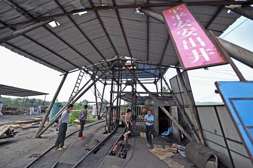 這是事故礦井(6月3日攝)。據(jù)記者從湖南省安監(jiān)局獲得的最新消息,截至6月3日上午,邵東縣司馬沖煤礦瓦斯爆炸事故井下人員搜救工作已結(jié)束,事故確認(rèn)10人死亡,事故原因調(diào)查和善后工作正在進(jìn)行。6月2日19時(shí)50分,邵東縣周官橋鄉(xiāng)司馬沖煤礦發(fā)生瓦斯爆炸。司馬沖煤礦本次下井人員39人,截至6月3日3時(shí)40分,安全升井29人,確認(rèn)死亡10人。新華社記者李尕?cái)z