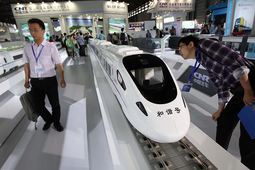 6月4日,一名參觀者在觀看我國新型城際動車組CRH3A型動車組模型。當(dāng)日,第八屆中國國際軌道交通展覽會在上海開展。本次展會匯集了12個國家和地區(qū)的180多家知名企業(yè)參展。軌道交通展覽繁榮的背后,是全國各地如火如荼的城市軌道交通建設(shè)。根據(jù)公開資料顯示,目前全國已經(jīng)開通和待開通地鐵的城市有28個,正在建設(shè)中、獲得審批及規(guī)劃中的有31個。新華社發(fā)(劉長龍 攝)
