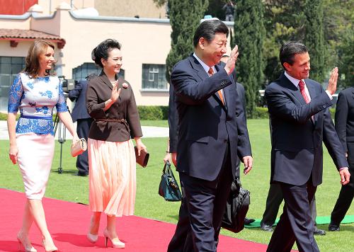 6月4日,墨西哥總統(tǒng)培尼亞在墨西哥城馬爾特營廣場為中國國家主席習(xí)近平舉行隆重歡迎儀式。新華社記者 姚大偉 攝