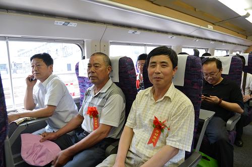 6月6日,寧波市的勞動(dòng)模范成為寧波首批高鐵乘客。 當(dāng)日,來(lái)自紹興、寧波的市民代表試乘體驗(yàn)杭甬高鐵。杭甬高鐵長(zhǎng)150公里,在杭州與寧波兩地間設(shè)7個(gè)車站。經(jīng)過(guò)10余天無(wú)乘客試運(yùn)行的杭甬高鐵已具備客運(yùn)條件,將于6月28日正式開(kāi)通運(yùn)營(yíng)。 新華社發(fā)(袁云 攝)