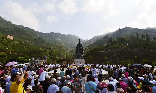 6月7日,在秭歸縣歸州鎮(zhèn),各地屈氏后裔及屈原故里群眾在其銅像前用傳統(tǒng)祭祀儀式紀(jì)念屈原,迎接端午節(jié)到來。秭歸地處湖北省西部,是世界文化名人屈原的故里。千百年來,關(guān)于屈原的口頭文學(xué)、民間傳說、詩詞歌賦和神話在當(dāng)?shù)亓鱾魃鯊V,秭歸端午習(xí)俗歷史悠久。新華社發(fā)(鄭家裕 攝)