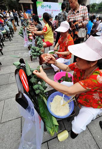 這是長(zhǎng)沙市開(kāi)福區(qū)中山路社區(qū)迎端午包粽子比賽現(xiàn)場(chǎng)(6月9日攝)。當(dāng)日,在農(nóng)歷端午節(jié)即將到來(lái)之際,長(zhǎng)沙市開(kāi)福區(qū)中山路社區(qū)為豐富居民生活,舉辦手工包粽子比賽,并將包好的粽子送給社區(qū)低保戶、貧困戶和獨(dú)居老人。新華社記者 龍弘濤 攝