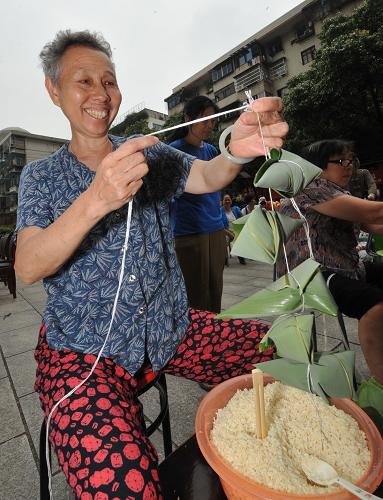 這是長(zhǎng)沙市開(kāi)福區(qū)中山路社區(qū)迎端午包粽子比賽現(xiàn)場(chǎng)(6月9日攝)。新華社記者 龍弘濤 攝