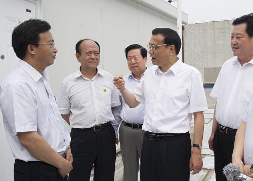 這是6月7日,李克強在邯鄲環(huán)境監(jiān)測站聽取工作人員介紹情況。新華社記者 黃敬文 攝