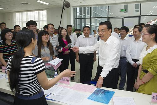 這是6月8日,李克強來到河北師范大學(xué)了解大學(xué)生就業(yè)情況。新華社記者 黃敬文 攝
