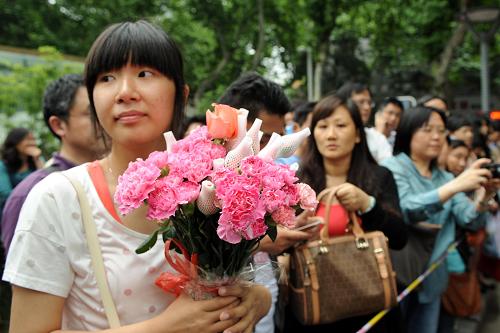 6月9日,高考臨近結(jié)束,家長(zhǎng)與親友在南京金陵中學(xué)考點(diǎn)門(mén)前等待考生出場(chǎng)。新華社記者 孫參 攝