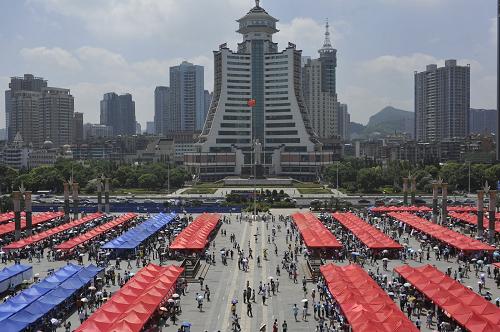 這是6月16日拍攝的招聘會(huì)全景。新華社記者 歐東衢 攝