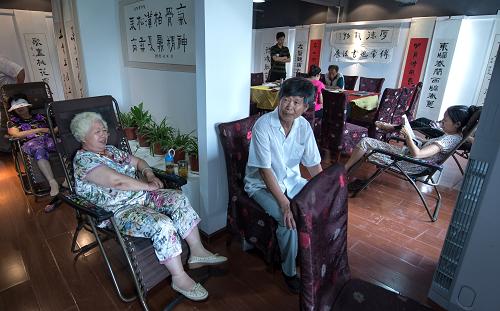 6月19日,武漢市百步亭社區(qū)文卉苑的居民們在社區(qū)納涼點休息。隨著氣溫升高,素有“火爐”之稱的湖北省武漢市啟動全市1460個社區(qū)納涼點,供市民免費消暑度夏。目前武漢市要求每個社區(qū)需設不少于一個納涼點,方便群眾就近納涼,并對每個納涼點平均補助5000元,用于空調(diào)、冷飲、藥品、文娛設施等開銷。今年是武漢連續(xù)第11年開放社區(qū)納涼點,據(jù)統(tǒng)計,全市每天約有5萬人次受益于此,其中以空巢老人、獨住老人以及低保困難家庭人員為主。新華社記者 程敏 攝
