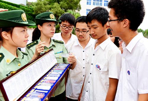 6月19日,福建省福清邊防檢查站民警在福清一中校園教學(xué)生識別各類毒品。新華社記者 張國俊 攝