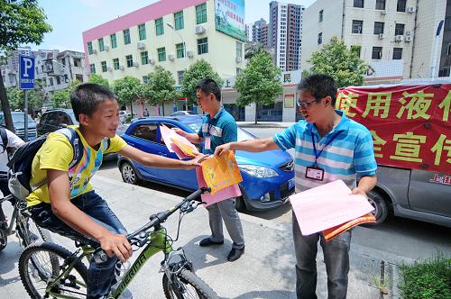 6月20日,福建省閩侯縣住建局和上街鎮(zhèn)工作人員在街道發(fā)放液化氣安全使用宣傳單。新華社記者 林善傳 攝