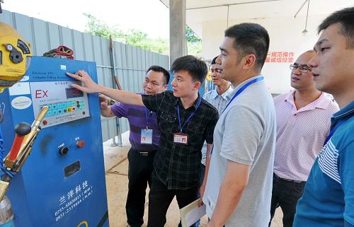 6月20日,福建省閩侯縣安全監(jiān)督檢查人員在閩侯縣上街鎮(zhèn)液化氣企業(yè)儲(chǔ)罐站檢查液化氣設(shè)備安全運(yùn)行情況。新華社記者 林善傳 攝