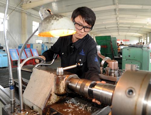 6月16日,在新疆烏蘇市北方新科有限公司生產(chǎn)車間,一名工人正在工作。近年來,地處新疆天山北坡經(jīng)濟(jì)帶的烏蘇市強(qiáng)化工業(yè)園區(qū)建設(shè),大力開展招商引資和承接產(chǎn)業(yè)轉(zhuǎn)移。2012年,烏蘇市招商引資到位資金34.14億元。工業(yè)企業(yè)的發(fā)展助推了烏蘇市經(jīng)濟(jì)增長,2012年,全市實(shí)現(xiàn)生產(chǎn)總值124.1億元,同比增長24.3%;完成工業(yè)增加值53億元,增長25.4%。新華社記者 沙達(dá)提 攝
