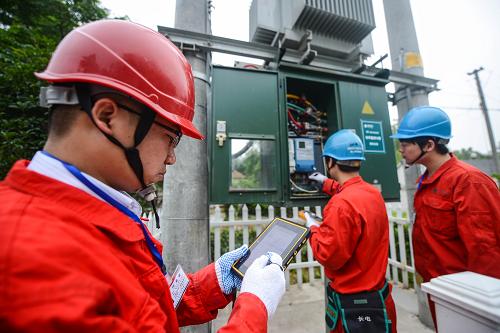 6月20日,浙江長興縣供電局搶修人員在和平鎮(zhèn)和平村用平板電腦向指揮中心上報(bào)實(shí)時搶修情況。從6月份起,浙江長興縣供電局給全縣各供電所的搶修人員配備了7寸屏幕平板電腦。該裝備操作簡單,可通過攝影攝像功能記錄故障現(xiàn)場的情況。搶修人員只要點(diǎn)擊屏幕上的搶修平臺軟件,就能實(shí)時接收和反饋搶修信息,并隨時與電力客服熱線溝通,實(shí)現(xiàn)“智能”搶修作業(yè)。新華社記者 徐昱 攝