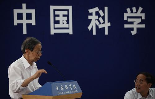 6月20日,中科院理論物理研究所于淥院士在介紹重大基礎前沿與交叉學科發(fā)展新態(tài)勢。新華社記者 金立旺 攝