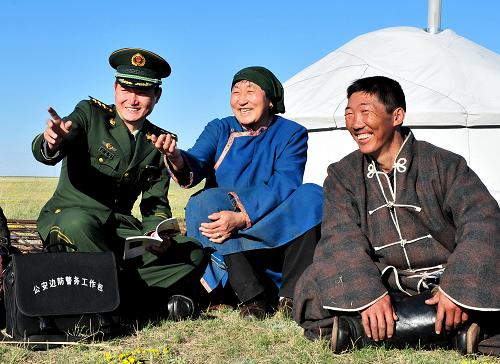 邊防民警在新巴爾虎左旗諾門罕蘇木(鄉(xiāng))與牧民進行交流(6月22日攝)。新華社發(fā)(崔林屹 攝)