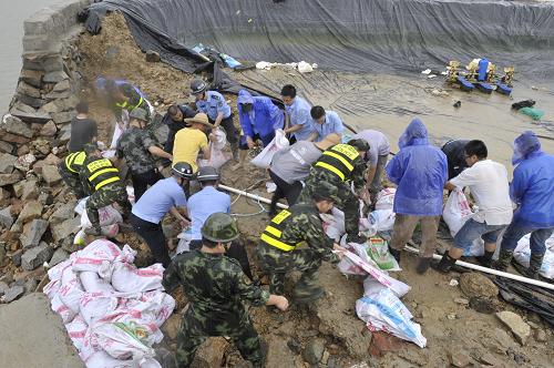 7月14日,福建省寧德市霞浦縣沙江鎮(zhèn)圍江村一蝦塘海堤潰堤長(zhǎng)達(dá)15米,邊防官兵與當(dāng)?shù)馗刹咳罕娫谌π迯?fù)。受臺(tái)風(fēng)“蘇力”帶來(lái)的大風(fēng)強(qiáng)降雨影響,福建省寧德市霞浦縣多地出現(xiàn)蝦塘決堤、房屋漁排受損等險(xiǎn)情。7月14日,寧德市邊防支隊(duì)官兵聯(lián)合各地村鎮(zhèn)干部、公安民警積極開展災(zāi)后自救,深入一線封堵決口、修繕房屋、打撈網(wǎng)箱,最大限度減少群眾財(cái)產(chǎn)損失。