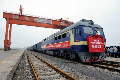 7月18日,首班鄭歐國(guó)際鐵路貨運(yùn)班列準(zhǔn)備從鄭州鐵路集裝箱中心站出發(fā)啟程。當(dāng)日,由鄭州開往歐洲的國(guó)際鐵路貨運(yùn)班列80601次列車從鄭州鐵路集裝箱中心站發(fā)車,這一班列的開行,為我國(guó)中部地區(qū)向歐洲運(yùn)送貨物提供了新的途徑。由鄭州開往歐洲的國(guó)際鐵路貨運(yùn)列車將經(jīng)新疆阿拉山口市出境,至境外哈薩克斯坦、俄羅斯、白俄羅斯、波蘭,抵達(dá)德國(guó)漢堡,總里程約10214公里,用時(shí)16-18天。這比貨物從鄭州經(jīng)海運(yùn)抵達(dá)歐洲的時(shí)間縮短了15天左右。新華社記者 李博 攝