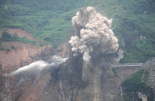 這是7月18日拍攝的四川漢源三交鄉(xiāng)堰塞湖爆破現(xiàn)場(chǎng)。新華社記者 薛玉斌 攝