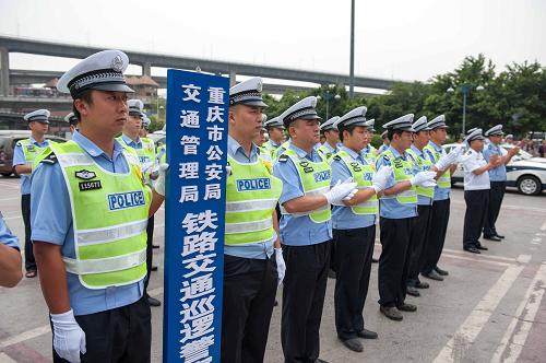 7月18日,重慶市公安局交通管理局鐵路交通巡邏警察支隊(duì)的隊(duì)員們在授牌儀式現(xiàn)場。當(dāng)日,重慶市公安局交通管理局鐵路交通巡邏警察支隊(duì)在重慶火車站正式掛牌運(yùn)行。這支專門的鐵路交巡警隊(duì)伍將負(fù)責(zé)重慶市境內(nèi)歸屬成都鐵路公安局管轄范圍內(nèi)允許社會機(jī)動車輛通行的重慶(菜園壩)火車站、重慶北(龍頭寺)站、重慶西站以及其他轄區(qū)內(nèi)的鐵路車站(場)和鐵路單位內(nèi)部等近20個鐵路專屬區(qū)域內(nèi)的交通管理、巡邏防控工作。鐵路交通巡邏警察支隊(duì)的成立對在鐵路站(場)人流密集區(qū)域明晰道路管轄權(quán)、規(guī)范執(zhí)法、維護(hù)交通秩序、保障群眾出行安全等方面具有重要意義。新華社記者 劉潺 攝