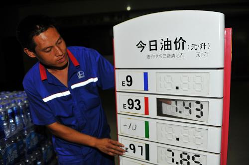 7月20日零時(shí),河北保定一家加油站的工作人員在調(diào)整新的油價(jià)公告牌。7月19日,國(guó)家發(fā)改委發(fā)出通知,按照現(xiàn)行成品油價(jià)格形成機(jī)制,決定將汽、柴油價(jià)格每噸分別提高325元和310元,測(cè)算到零售價(jià)格90號(hào)汽油和0號(hào)柴油(全國(guó)平均)每升分別提高0.24元和0.26元,調(diào)價(jià)執(zhí)行時(shí)間為7月19日24時(shí)。本輪油價(jià)上調(diào)幅度創(chuàng)出今年3月新成品油定價(jià)機(jī)制實(shí)施以來(lái)的最大漲幅。