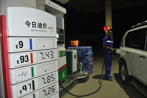 7月20日零時(shí),河北保定一家加油站的工作人員在給機(jī)動(dòng)車加油。