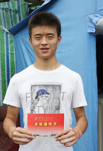 7月19日,拿到錄取通知書的小楊掩飾不住內(nèi)心的喜悅。