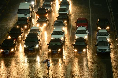 7月29日,強(qiáng)降雨襲擊濟(jì)南,下午三點(diǎn)時(shí)分天色已黑。當(dāng)日,山東省濟(jì)南市迎來(lái)一次暴雨過(guò)程,局部大暴雨,山東省氣象臺(tái)發(fā)布暴雨藍(lán)色預(yù)警,山東防總啟動(dòng)防汛四級(jí)應(yīng)急響應(yīng)。新華社記者 郭緒雷攝