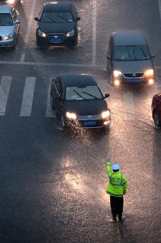 7月29日,濟(jì)南交警在暴雨中疏導(dǎo)交通。當(dāng)日,山東省濟(jì)南市迎來(lái)一次暴雨過(guò)程,局部大暴雨,山東省氣象臺(tái)發(fā)布暴雨藍(lán)色預(yù)警,山東防總啟動(dòng)防汛四級(jí)應(yīng)急響應(yīng)。新華社記者 郭緒雷攝