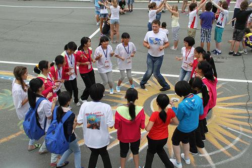 7月29日,在俄羅斯“海洋”全俄兒童活動中心,來自中國四川雅安地震災(zāi)區(qū)的學(xué)生們參加戶外活動。7月28日,中國四川雅安地震災(zāi)區(qū)的260名學(xué)生來到俄羅斯符拉迪沃斯托克35公里外的“海洋”全俄兒童活動中心療養(yǎng)。29日他們在這里豐富多彩的活動正式開始。新華社記者呂國棟攝