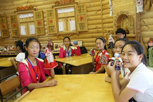 7月29日,在俄羅斯“海洋”全俄兒童活動中心,來自中國四川雅安地震災(zāi)區(qū)的學(xué)生們學(xué)習(xí)手工制作。新華社記者呂國棟攝