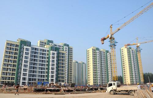 記者日前從河北省住房和城鄉(xiāng)建設(shè)廳了解到,河北上半年已開(kāi)工建設(shè)保障性住房17.4萬(wàn)套,已開(kāi)工項(xiàng)目套數(shù)達(dá)到省定責(zé)任目標(biāo)的78.9%;已落實(shí)資金110.8億元,占計(jì)劃投資比例的93.5%;已竣工保障房項(xiàng)目8.8萬(wàn)套,占省定責(zé)任目標(biāo)的40%。這是位于河北省固安縣的惠民佳苑保障性住房小區(qū)(7月30日攝)。新華社記者 王曉 攝