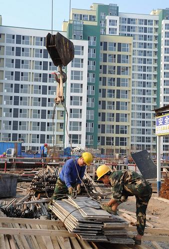 7月30日,工人在河北省固安縣惠民佳苑保障性住房小區(qū)工地施工。新華社記者 王曉 攝