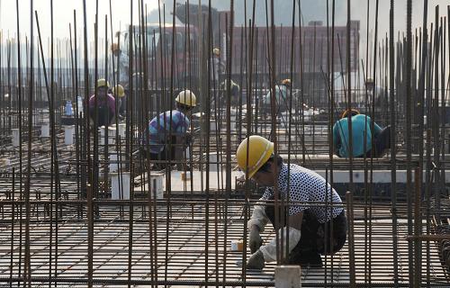 7月30日,工人在河北省固安縣惠民佳苑保障性住房小區(qū)工地施工。新華社記者 王曉 攝