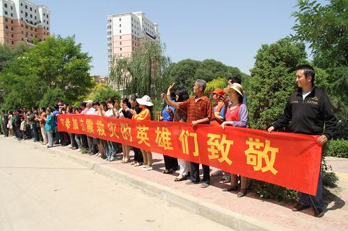 7月31日,聞?dòng)嵹s來的災(zāi)區(qū)群眾自發(fā)為部隊(duì)官兵送行。7月31日,參加甘肅岷縣漳縣抗震救災(zāi)的蘭州軍區(qū)部隊(duì),陸續(xù)從24個(gè)救災(zāi)點(diǎn)位上回撤歸建。這標(biāo)志著抗震救災(zāi)部隊(duì)擔(dān)負(fù)的主要救災(zāi)任務(wù)已大部完成。新華社發(fā)(高方錄 攝)
