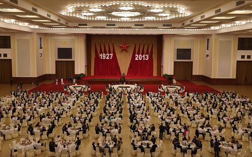 7月31日,中華人民共和國(guó)國(guó)防部在北京人民大會(huì)堂舉行盛大招待會(huì),熱烈慶祝中國(guó)人民解放軍建軍86周年。新華社記者王建民攝