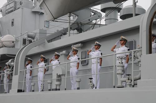 8月1日,中國(guó)人民解放軍海軍鄭和號(hào)訓(xùn)練艦從旅順軍港起航,前往韓國(guó)、馬來(lái)西亞進(jìn)行友好訪問(wèn)。新華社記者 趙薇 攝