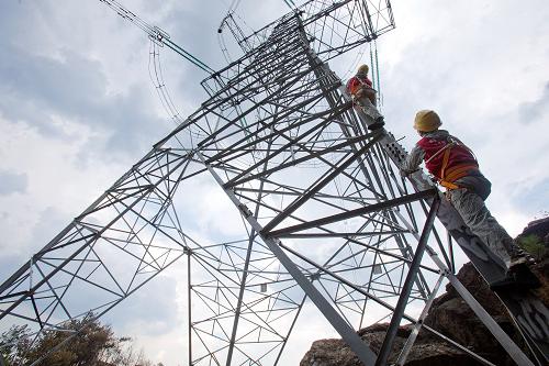 7月31日,金華供電公司電力員工身穿絕緣屏蔽服登塔檢查。 7月31日,國家電網(wǎng)金華供電公司組織20多名電力員工來到浙江省武義縣宣平鎮(zhèn)附近,對在30日發(fā)生的山林大火中受影響的線路進(jìn)行全面安全檢查。7月30日,浙江省武義縣宣平鎮(zhèn)附近山林突發(fā)森林大火,由于風(fēng)勢較大,大火迅速蔓延,對周邊輸電線路構(gòu)成安全隱患。新華社發(fā)(王平 攝)