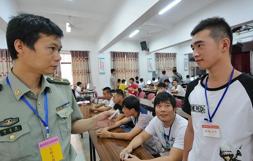 8月2日,兵員參謀柳志強(qiáng)(前左)在給畢業(yè)于福建航運(yùn)學(xué)校的林志超(前右)核對身份。近年來,福建省為鼓勵(lì)大學(xué)生參軍入伍,出臺了在退役安置、復(fù)學(xué)升學(xué)、自主創(chuàng)業(yè)等方面的多項(xiàng)優(yōu)待政策,引起了社會(huì)的廣泛關(guān)注。截至目前,福建省大學(xué)生報(bào)名應(yīng)征人數(shù)達(dá)到22000多人,是往年的近4倍。新華社記者 林善傳 攝