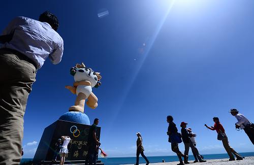 8月1日,游客們在青海湖二郎劍景區(qū)游覽。“到青海來避暑”。時值8月,涼爽的青海吸引了全國各地眾多游客前來避暑,被譽為“中國最美的湖泊”青海湖景區(qū)內(nèi)游客爆滿。涼爽宜人的氣候加上得天獨厚的自然環(huán)境,青海湖成為眾多游客心中的避暑勝地。近日,中國多個城市持續(xù)出現(xiàn)極端高溫天氣,一些城市甚至出現(xiàn)超過40℃,創(chuàng)幾十年高溫極值的罕見酷熱天氣。極端的高溫天氣不但極大地改變了人們的生活方式,也讓一些精明的商家嗅到商機。防暑降溫的“清涼消費”在都市中一路走俏,各地商場空調(diào)、冰箱等消暑降溫產(chǎn)品銷量急劇上升,外賣生意火爆,送貨上門受到青睞,“避暑游”成為一種新熱潮......“高溫經(jīng)濟”應(yīng)運而生。新華社記者張宏祥攝