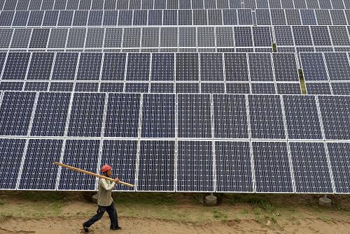 寧夏同心縣一家光伏電站,一名工人走過光伏電池板前(7月25日攝)。 歐盟委員會(huì)8月2日宣布已正式批準(zhǔn)中歐光伏貿(mào)易爭(zhēng)端的“價(jià)格承諾”協(xié)議,該方案將于8月6日起實(shí)施。 歐委會(huì)當(dāng)天發(fā)布書面聲明說:“歐委會(huì)今天批準(zhǔn)貿(mào)易委員德古赫特上周末宣布的中歐光伏貿(mào)易爭(zhēng)端的友好解決方案。從宣布之日起至今,歐委會(huì)就該解決方案得到了來自歐盟成員國(guó)的一致支持。” 聲明說,歐委會(huì)通過的決議包含兩個(gè)部分,一是接受中國(guó)太陽能電池出口商提交的“價(jià)格承諾”方案,二是對(duì)于那些參與該方案的中國(guó)企業(yè)免征臨時(shí)反傾銷稅。上述決議將從8月6日開始實(shí)施。 新華社記者 王鵬 攝