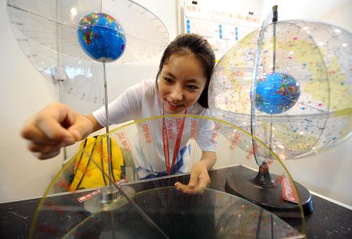 8月3日,來自四川省達(dá)縣中學(xué)的參賽學(xué)生龐鴻宇在展示她進(jìn)行地球與空間科學(xué)研究時(shí)發(fā)明的地球儀經(jīng)緯度演示器、檢測(cè)器以及透明四色經(jīng)緯度天球儀等創(chuàng)新作品。新華社記者孫參攝