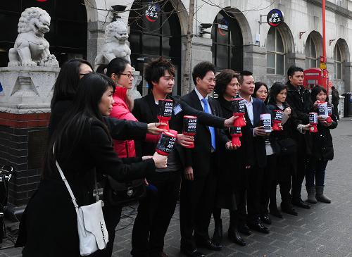 3月20日,在英國(guó)倫敦唐人街,當(dāng)?shù)厝A人志愿者為日本地震及海嘯災(zāi)民募捐。新華社記者 曾毅 攝