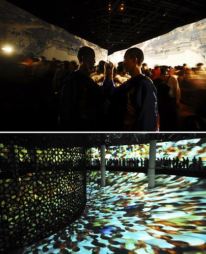 上圖:游客在參觀上海世博會中國館的多媒體《清明上河圖》(2010年10月1日攝);下圖:游客在參觀上海世博會沙特館的多媒體展示(2010年5月6日攝)(拼版圖片)。新華社發(fā)(鈕一新 攝)
