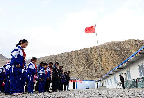 4月14日,紅旗小學(xué)學(xué)生在為地震中的逝者默哀。新華社記者 張宏祥 攝